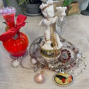 The “Cherubs Kiss” Mystery Jewelry Jar